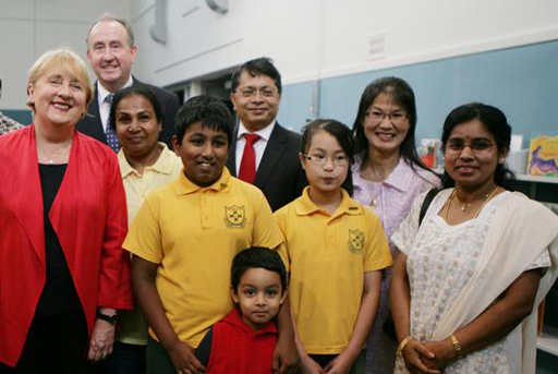 Copy of Minister Macklin and the Hon John Murphy with community leaders, parents and students from Homebush West Public School