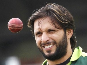 Pakistan's captain Shahid Afridi eyes a ball during a training session before their first cricket test match against Australia at Lord's cricket ground in London July 12, 2010.  REUTERS/Stefan Wermuth (BRITAIN - Tags: SPORT CRICKET)